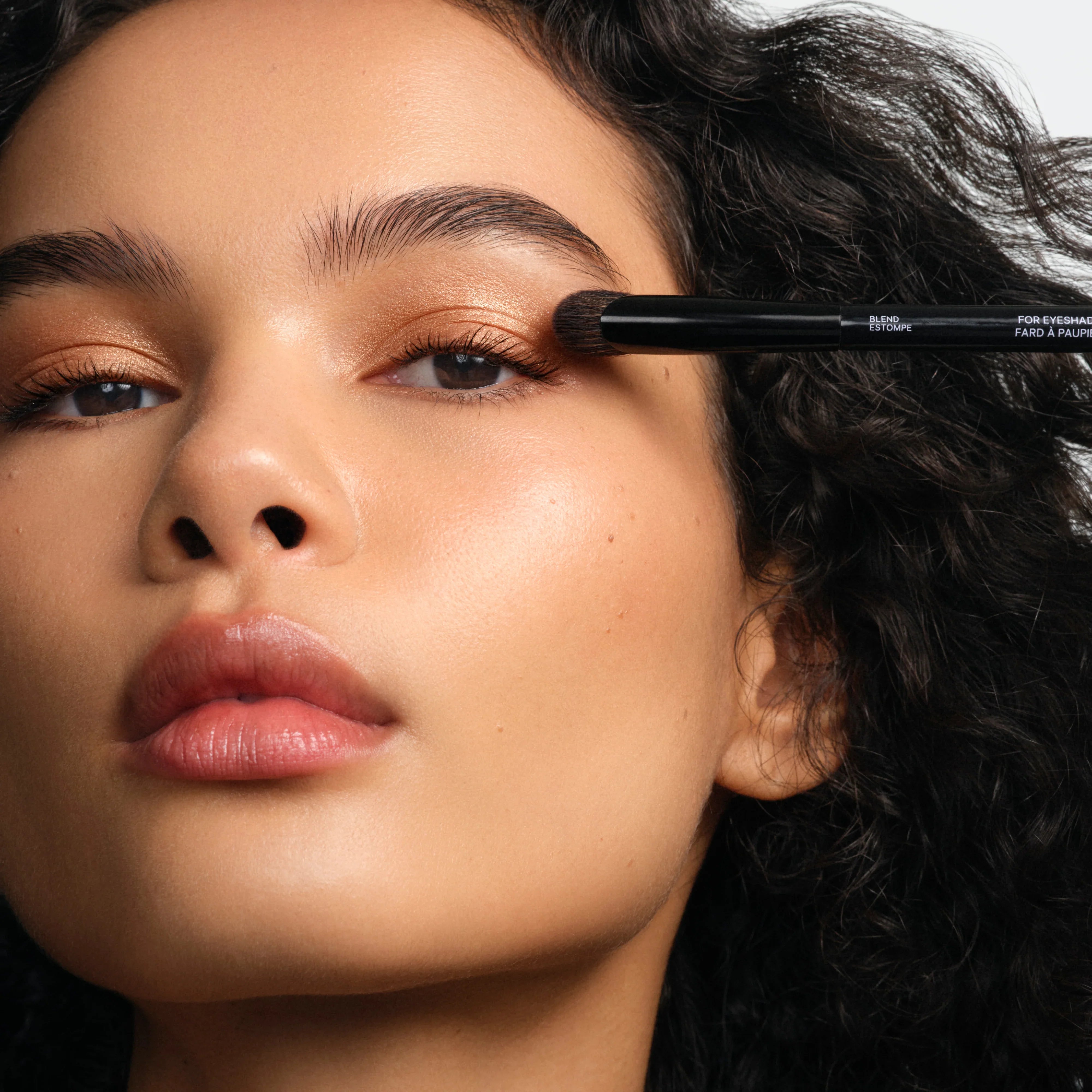 The Double-Ended Eyeshadow Brush Secondary image